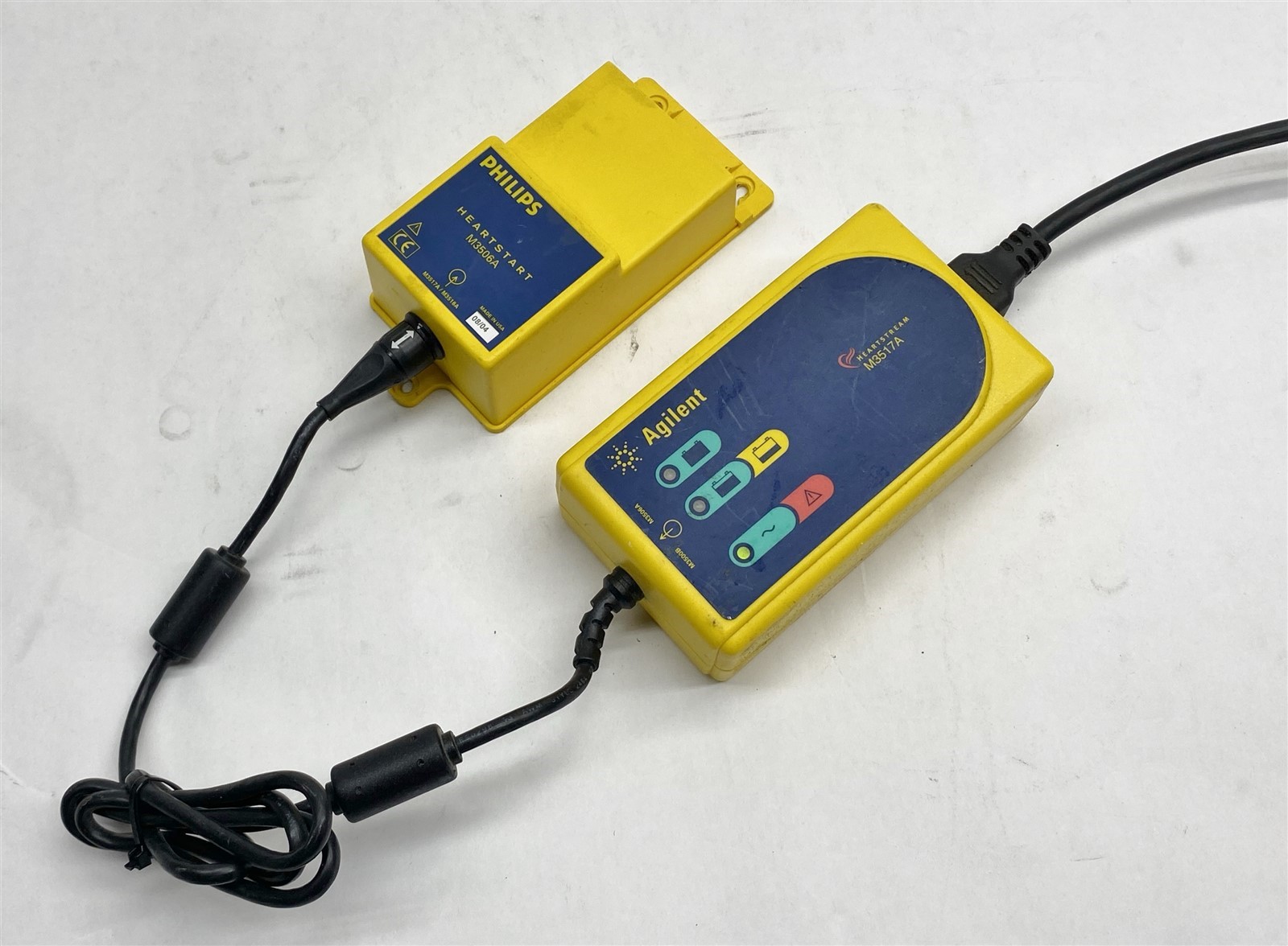 Agilent M3517A Heartstream Charger w/ Philips M3506A Heartstart Battery Holder